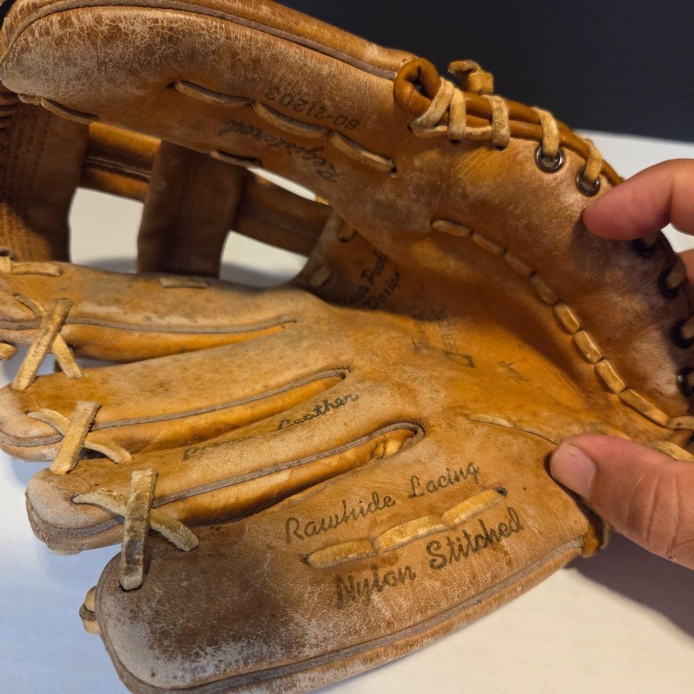 TRUE VINTAGE 1970s Montgomery‎ Ward "Award Series" Leather Baseball Glove